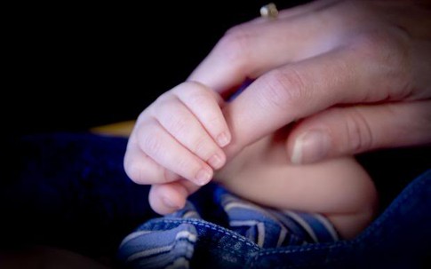 Rúng động, mẹ giết 3 con rồi tự sát