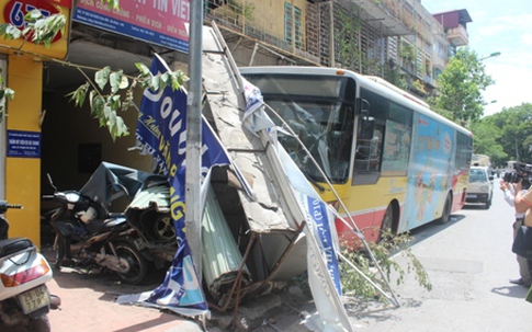 Xe bus "điên" hạ gục 6 xe máy, hàng chục người hoảng loạn trên phố Kim Mã