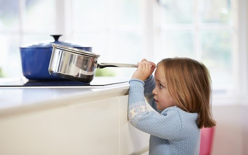 6 điều bố mẹ nên làm khi để con ở nhà một mình