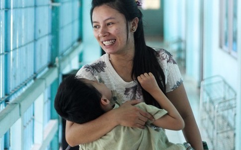 Một ngày của bà mẹ 9x lặn lội 160km đưa con trai đi học