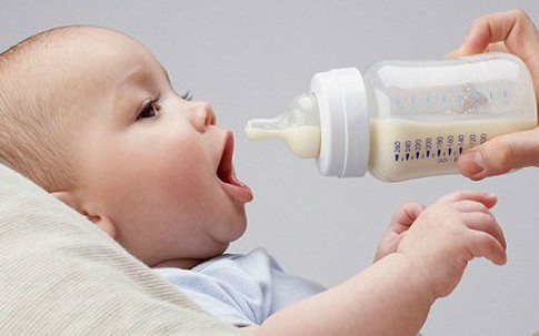Có nên cho bé uống sữa bột nguyên kem?