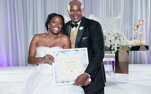 Cô dâu khoe giấy chứng nhận còn trinh trong ngày cưới