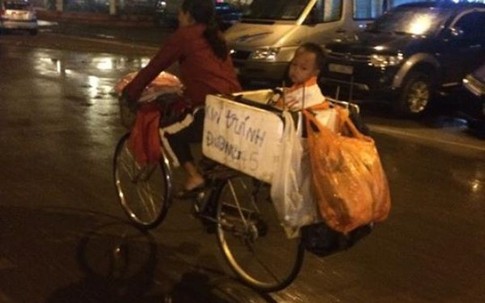 Bức ảnh xúc động người mẹ chở con đạp xe trong mưa gió