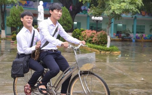 Đạp xe đưa bạn khuyết tật đến trường