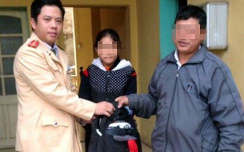 Hà Nội: Đi tìm mẹ, bé gái lạc trên đường cao tốc