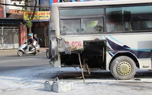 Xe ôtô 29 chỗ đưa đón học sinh bốc cháy ngùn ngụt trên phố