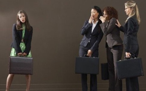 Tuyệt chiêu giúp bạn không bị đồng nghiệp bắt nạt