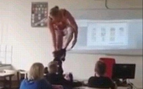Nữ giáo viên "thoát y" ngay trong lớp để dạy học gây sốc