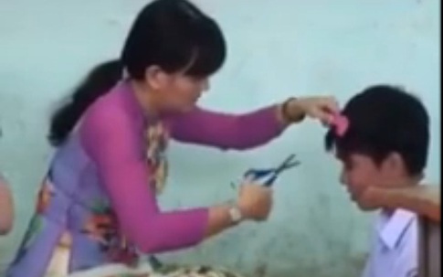 Câu chuyện đẹp đằng sau clip cô giáo cắt tóc học sinh trên bục giảng