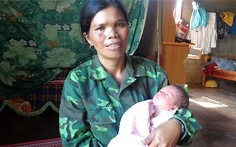 Cứu sống bé trai sơ sinh bị kiến bu khắp người tại rẫy cà phê