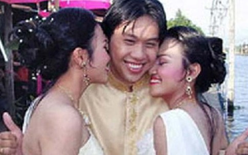 Chú rể cưới hai chị em sinh đôi