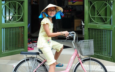 Phương Mỹ Chi đội nón lá, đạp xe đi mua bánh