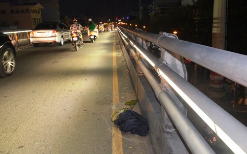 Buộc dây vào thành cầu rồi nhảy tự tử