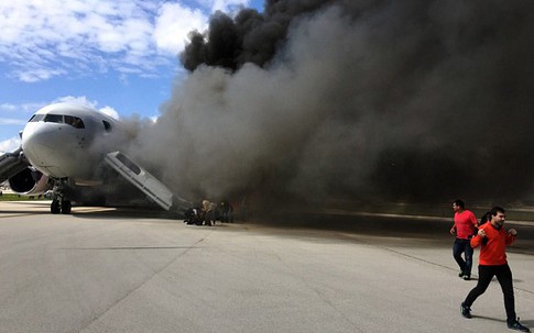 Hình ảnh kinh hoàng máy bay bốc cháy dữ dội khi chờ cất cánh