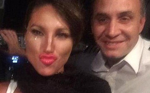 Phi công bị sa thải vì “tự sướng” với người mẫu trong buồng lái