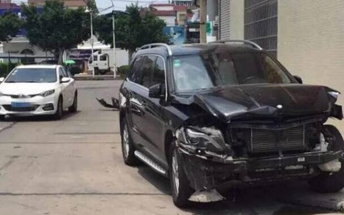 Sau xét xử ly hôn, chồng lái Mercedes đâm nát xe của vợ