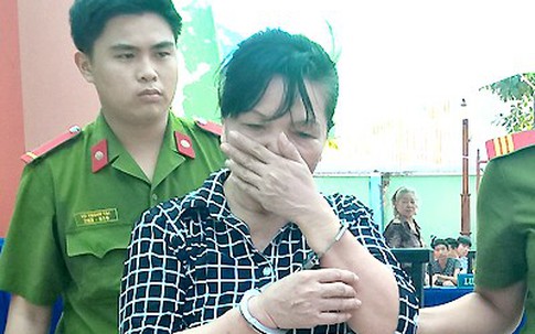 Người đàn bà bịt mặt đâm 'tình địch' bị camera ghi hình
