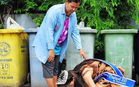 Hoa hậu Thái Lan quỳ lạy người mẹ làm nghề nhặt rác