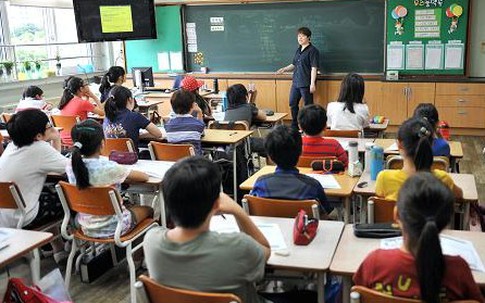 Phẫn nộ cô giáo phạt học sinh uống nước rửa chén