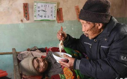 Xúc động tình yêu của người chồng 56 năm một mình chăm vợ bại liệt