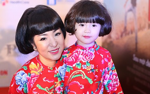 Mẹ con nhà Thúy Nga diện "chăn con công" đi sự kiện
