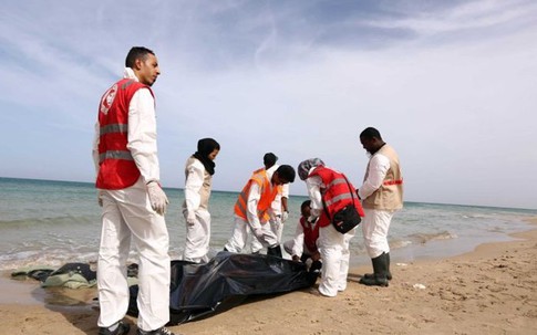Hãi hùng phát hiện hàng chục thi thể người di cư dạt vào bờ biển