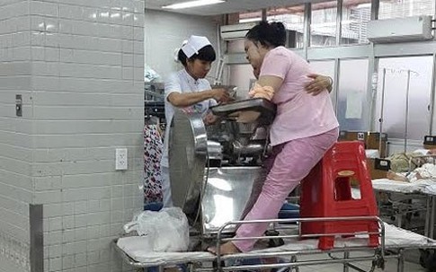 Mang bàn tay dập nát kẹt trong máy xay thịt đến bệnh viện