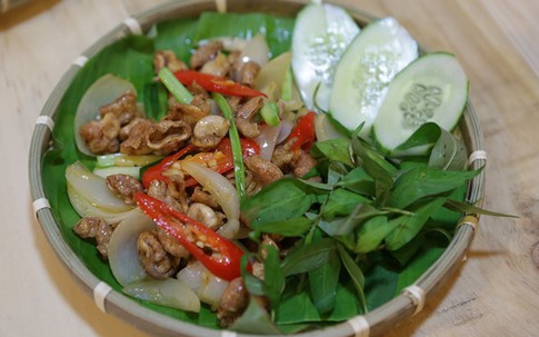 Thưởng thức tôm ở trần bày trên mẹt lá