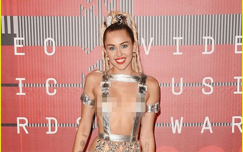 Miley Cyrus mặc như không mặc, lấn át Taylor Swift trên "thảm đỏ" VMAs 2015