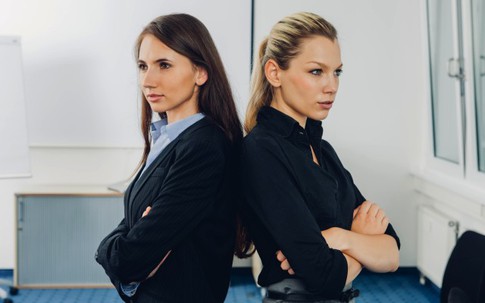 Này nàng cáo, biếu không chồng tôi cho cô đấy!