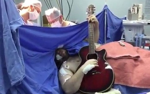 Người đàn ông vừa phẫu thuật não vừa đánh đàn guitar gây sốc