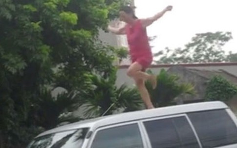 Người phụ nữ thần kinh nhảy múa trên xe cán bộ huyện