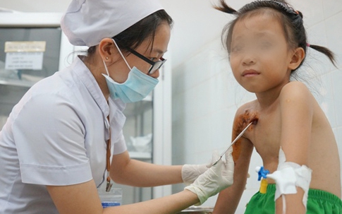 Kinh hãi cậu bé nghịch súng bắn 10 viên đạn vào ngực em gái