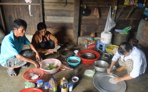 Nhà nghèo ăn mì gói, trúng thưởng 3 cây vàng