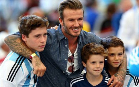 David Beckham chạnh lòng khi con trai miễn cưỡng đá bóng