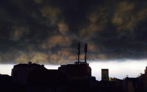 Những hình ảnh đáng sợ ở Thủ đô trong cơn mưa dông chiều thứ Bảy