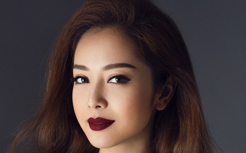 Jennifer Phạm khoe vòng một với váy xuyên thấu