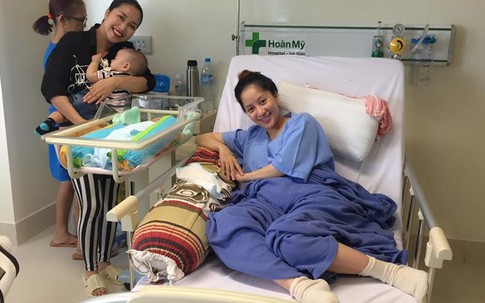 Ốc Thanh Vân bế con đến bệnh viện thăm mẹ con Khánh Thi