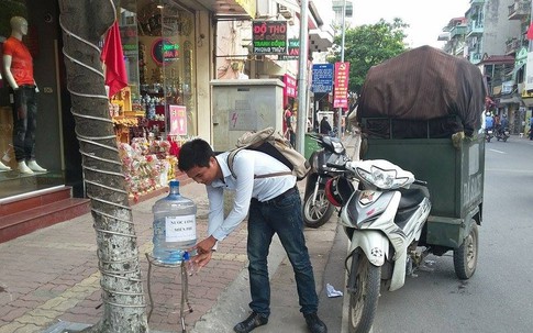 Nước uống miễn phí cho người đi đường - một chuyện tử tế giữa lòng Hà Nội