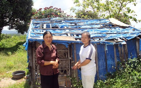 Mẹ con thủ khoa xin cơm ở chùa