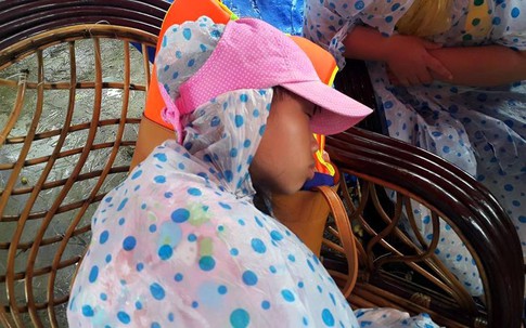 Trẻ em vạ vật chờ tàu ở vùng mưa lũ Cô Tô