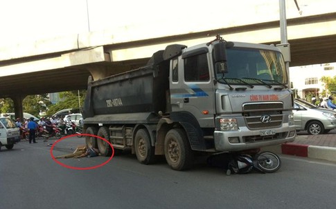 Thi thể nam thanh niên mắc kẹt dưới bánh xe tải