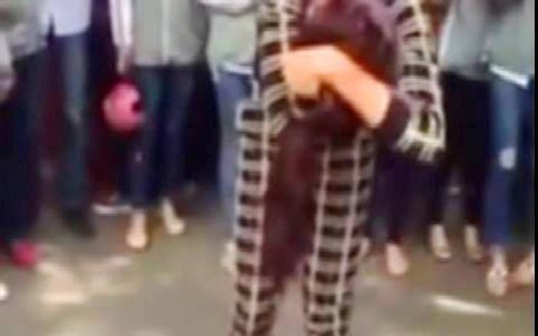 Xôn xao clip bà mẹ túm tóc, đổ mắm tôm lên đầu hotgirl "trả thù" cho con