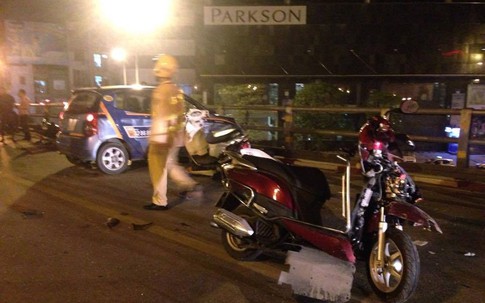 Taxi "điên" tông 10 xe máy trên câu vượt Thái Hà - Chùa Bộc: 1 người đã chết