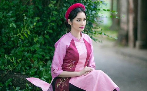 Hoa hậu Trúc Diễm ấn tượng với áo tứ thân của NTK Xuân Thu