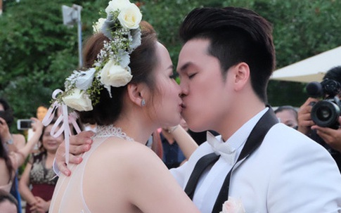 Diễm Hương hôn chồng say đắm trong đám cưới
