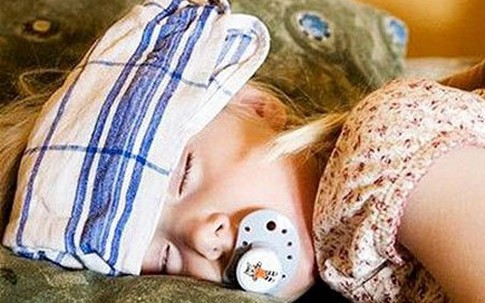 Khi trẻ bị sốt xuất huyết: Tuyệt đối không cho trẻ uống nước màu đỏ