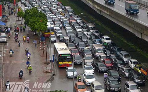 Tắc đường khủng khiếp ở Hà Nội vì nhường đường cho công trường thi công