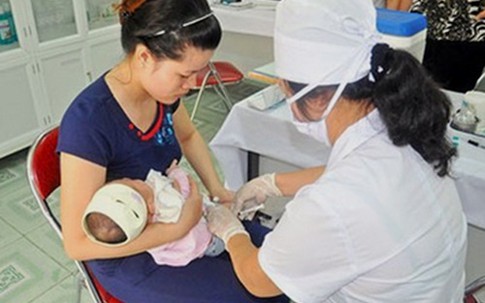 Trẻ mắc bệnh vì phụ huynh chê vắc xin miễn phí