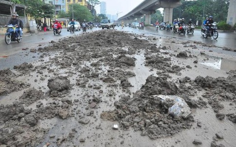 Hà Nội: Đường Nguyễn Trãi ngập trong bùn đất